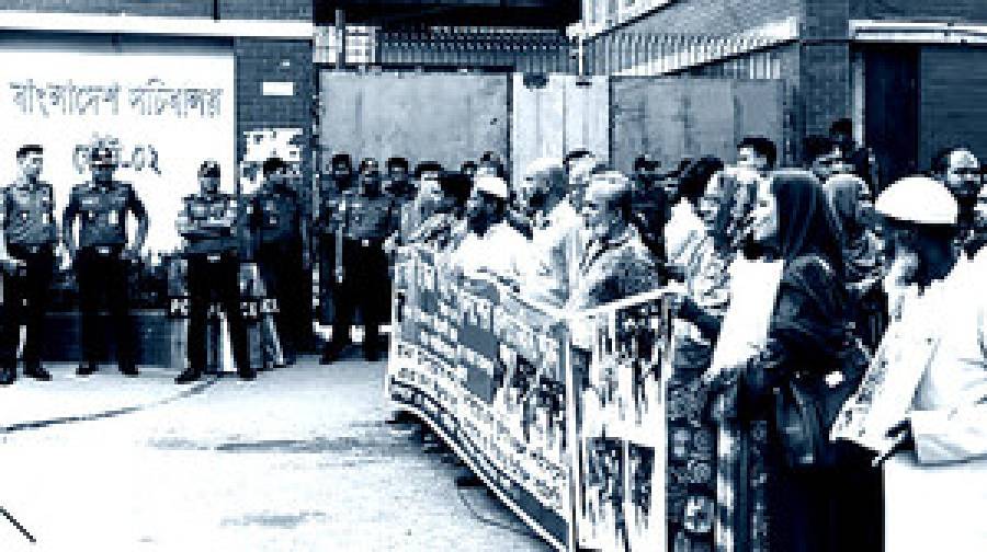 আল্টিমেটাম দিয়ে সচিবালয় ছাড়ল জুলাই শহীদদের পরিবার