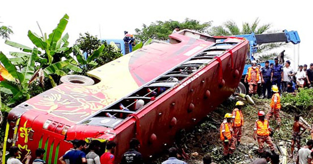 bus crushes in comilla