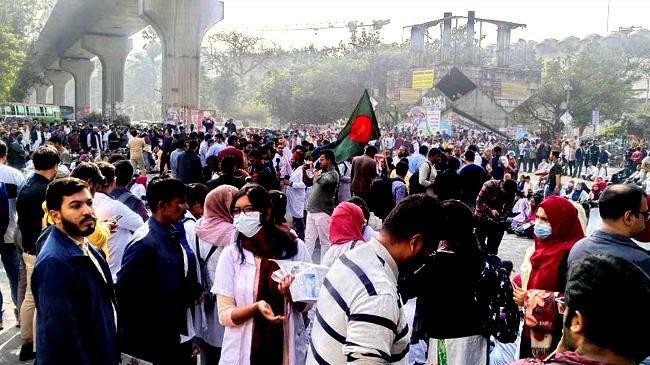 doctors protest demanding tk 50000 allowance blockade shahbagh