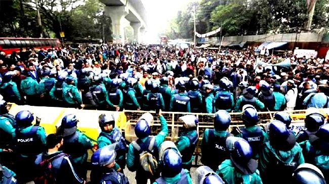 police blocks protesters at shahbagh in dhaka