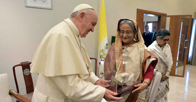 sheikh hasina and pop exchange gifts