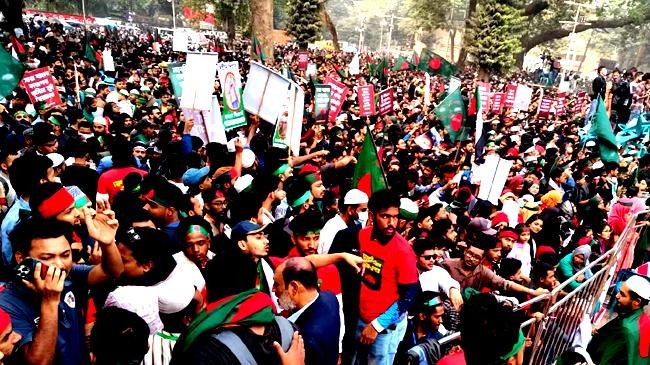 students fill central shaheed minar with march for unity slogans