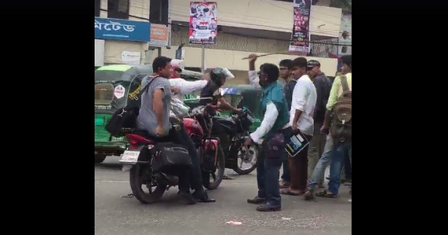 traffic police beatting a biker at farmget dhaka