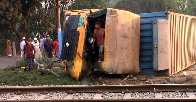 train covervan collision in feni 01