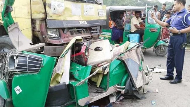 truck hits auto rickshaw in narsingdi