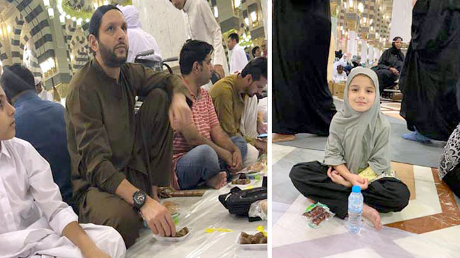 afridi umrah with daughters