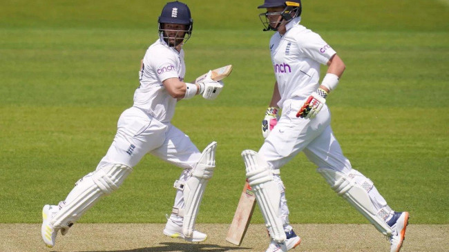 ben duckett and ollie pope take a run