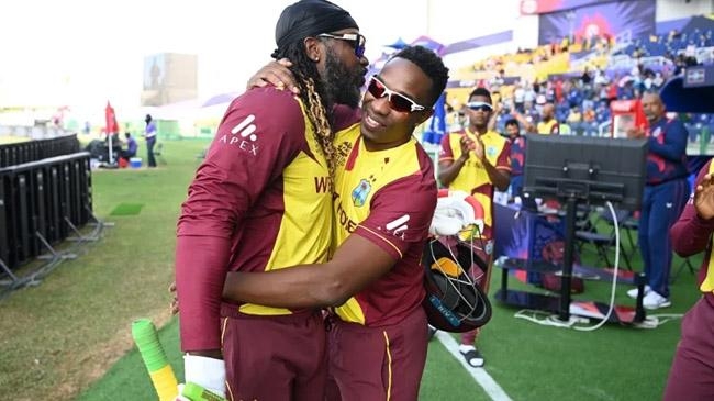 chris gayle dwayne bravo embrace