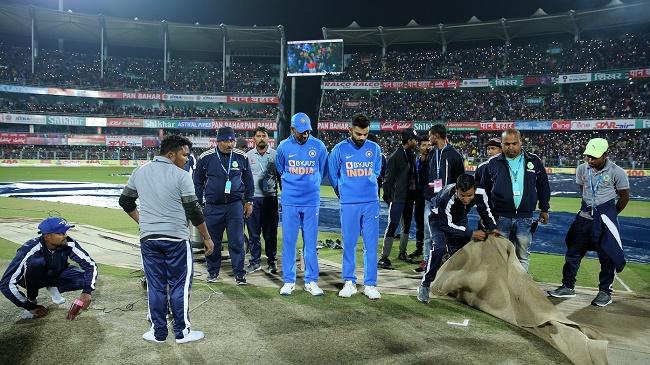 dhawan and kohli stand pitch