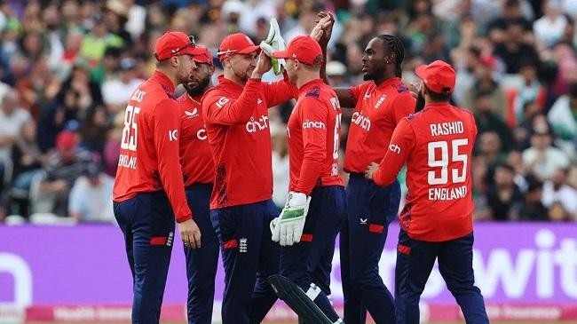 england celebrating a wicket 2