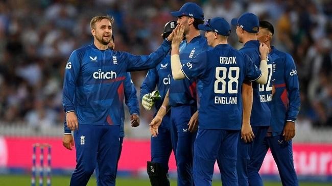 england celebrating a wicket 3