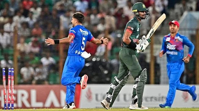 fazalhaq farooqi had mohammad naim chop the ball onto the stumps