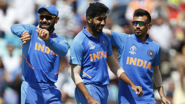 kohli and co celebrating a wicket