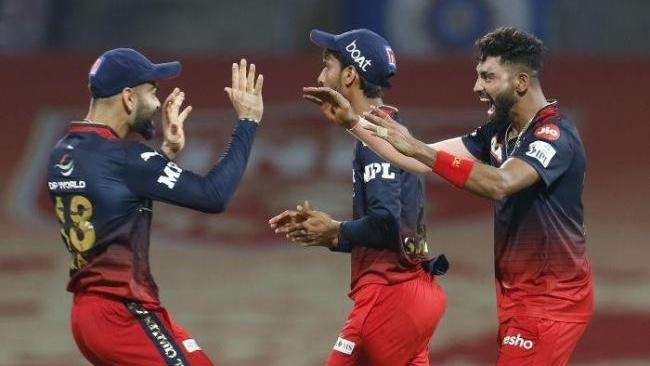 mohammed siraj and virat kohli punjab kings vs royal challengers bangalore ipl 2022