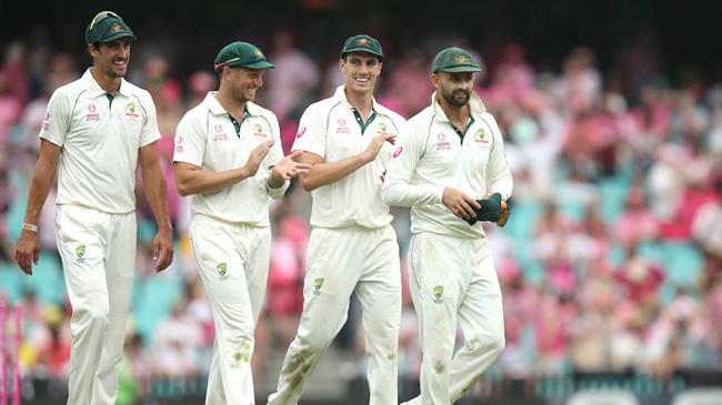 nathan lyon is applauded by his fellow bowlers