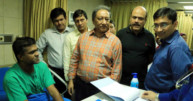 nazmul hasan visits asif iqbal at hospital