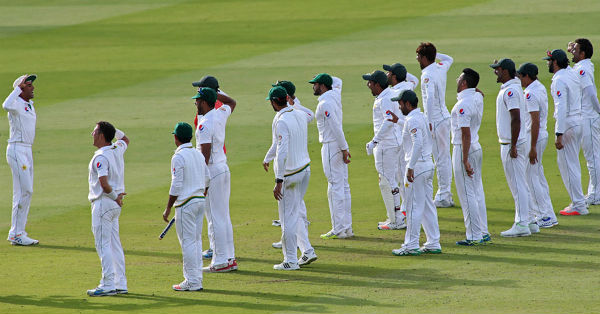 pakistan celebrating after beating england at lords 1