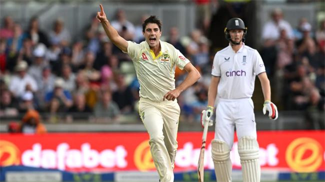 pat cummins celebrates the wicket of ben duckett