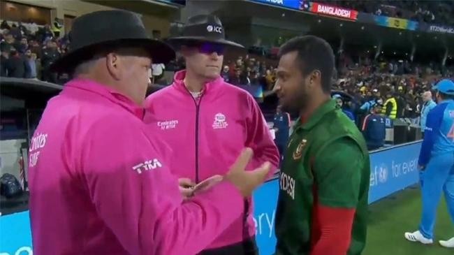 shakib al hasan with umpires