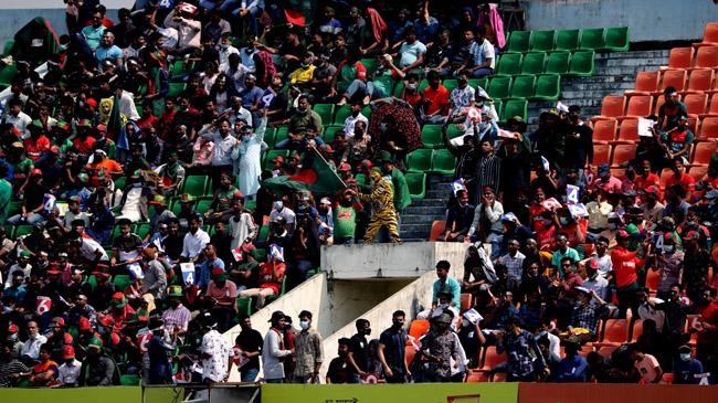 spectators in mirpur in t20