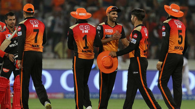 sunrisers hyderabad players greet each other after win