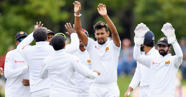 suranga lakmal celebrates with team mates