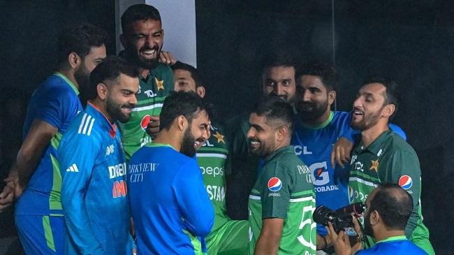 virat kohli shares a light moment with pakistan players