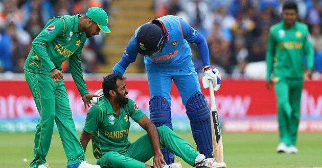 wahab riaz getting help from a indian player