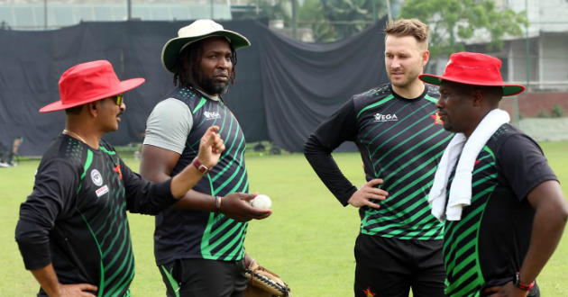 zimbabwe coach lalchand raajput while talking to the players