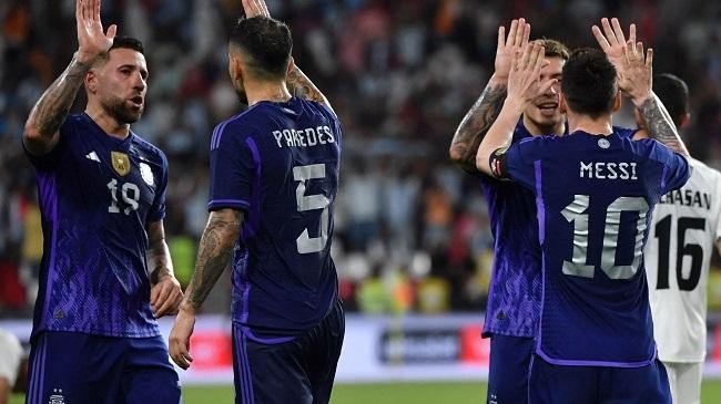 argentina celebrating a goal over uae