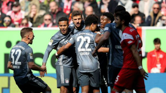 bayern munich celebrate with kingsley coman