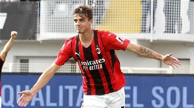 daniel maldini celebrates a goal for ac milan