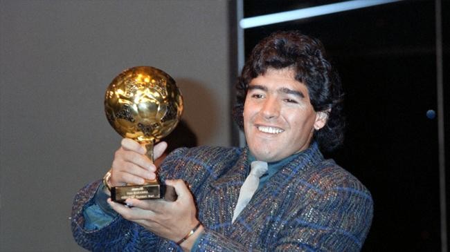 diego maradona with the golden ball trophy 1