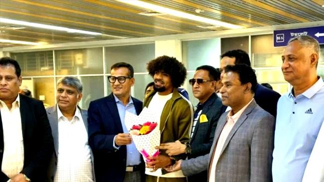 hamza chowdhury arrives in bangladesh