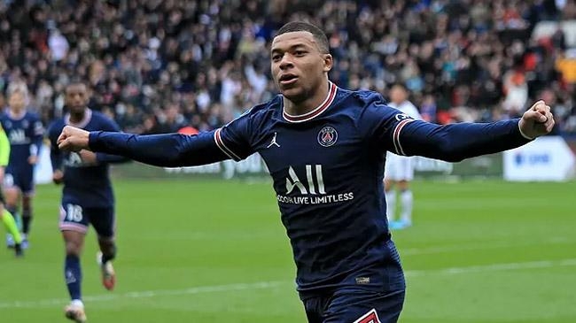 kylian mbappe celebrates goal psg