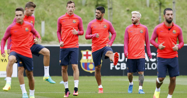 lionel messi and luis suarez with team mates