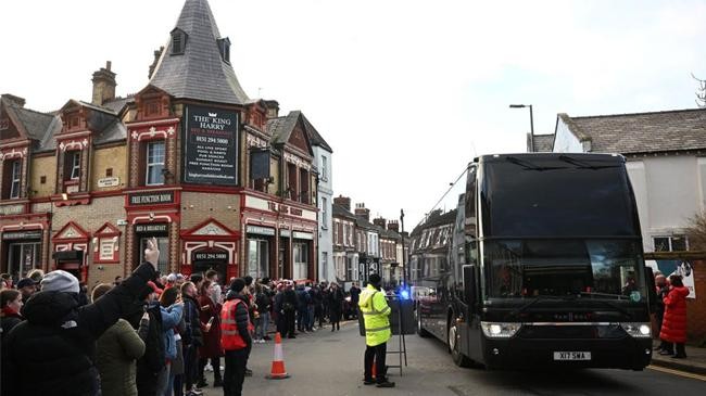 liverpool vs man utd team bus attack