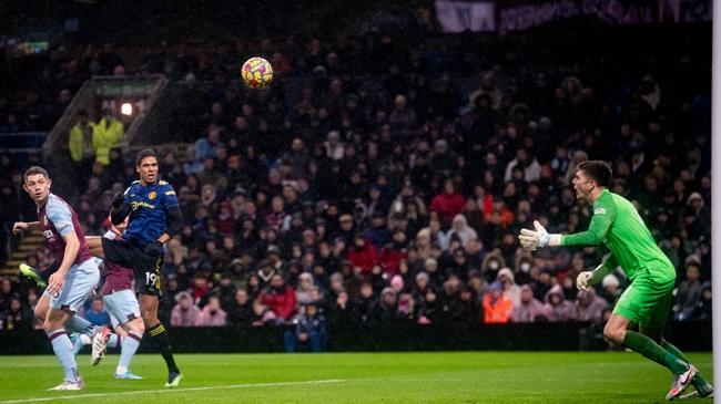 manchester united stumbles on burnley field 01