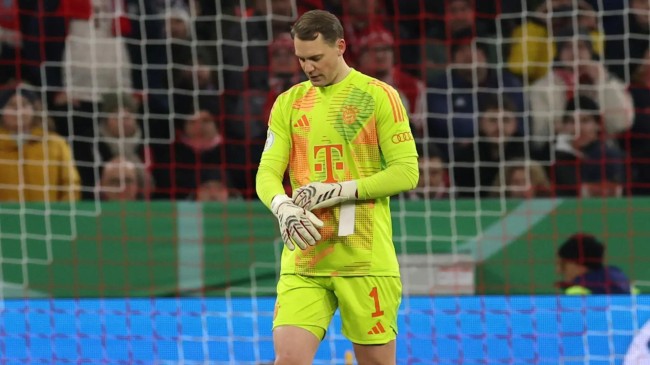 manuel neuer walking off