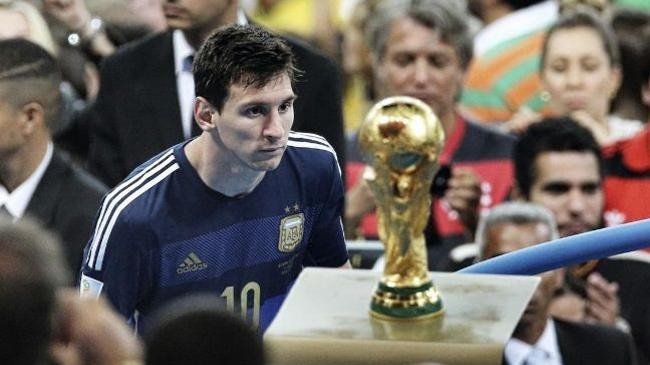 messi beside of trophy