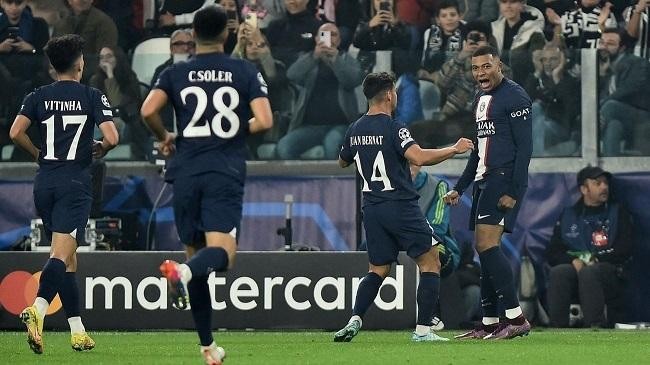 psg celebrating mbappes goal 2022