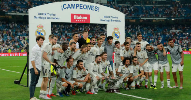 real madrid celebrating a trophy