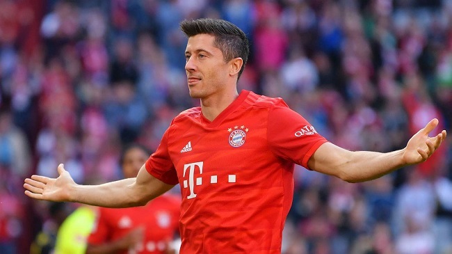 robert lewandowski celebrates a goal