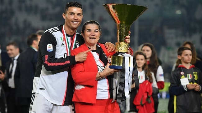 ronaldo celebrates with his mother