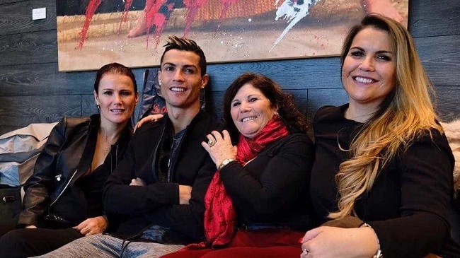 ronaldo with his mother and sisters