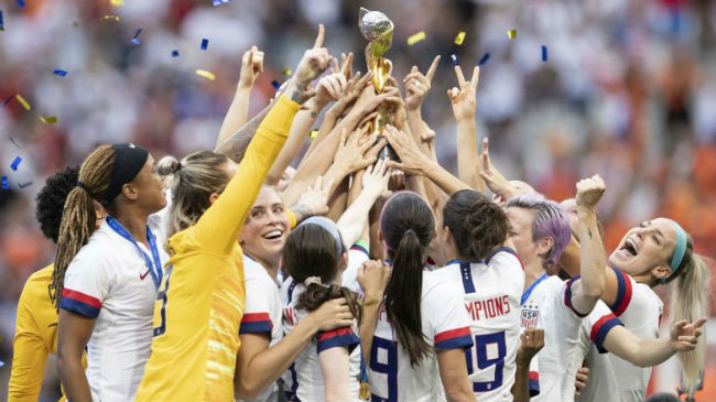 usa players lift the womens world cup