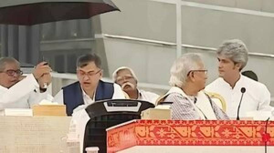 সালাহউদ্দিনের মাথায় ছাতা ধরে প্রশংসায় ভাসছেন ফখরুল