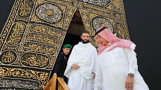 ahmed al sharaa coming out of the kaaba