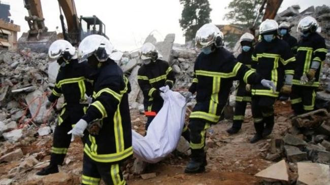 camerun building collapse resque team