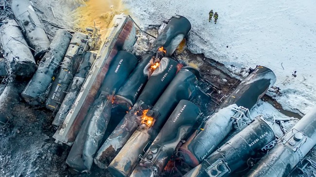 carrying ethanol derails in minnesota several coaches catch fire